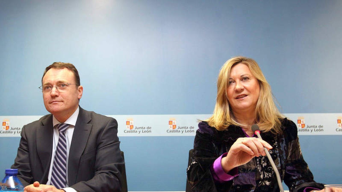 El director de Tributos, Agustín Manzano, y Pilar del Olmo, ayer en rueda de prensa.