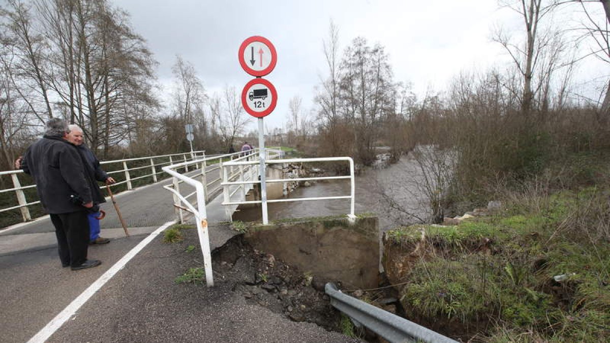 El segundo puente de Toral, sobre el doble brazo, ha sufrido un ligero derrumbamiento.