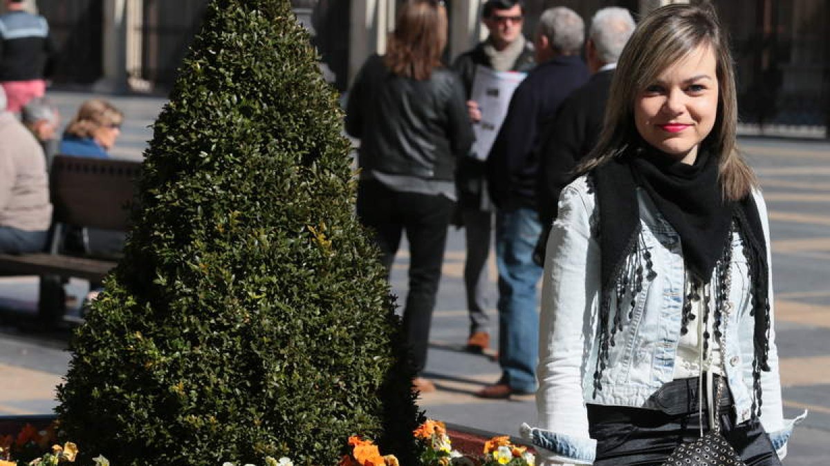 Silvia Alonso Carbajo, premio extraordinario fin de máster de la ULE, posa en la plaza de la Catedral.