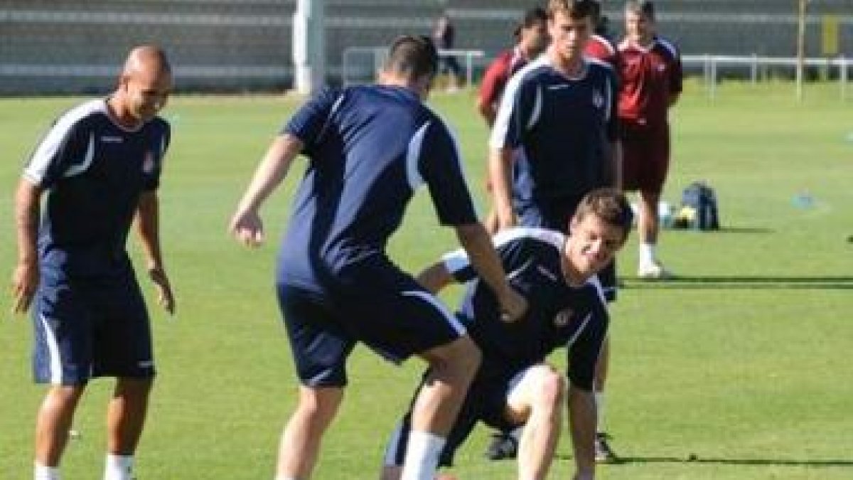 La plantilla de la Cultural regresó al trabajo con gesto alegre tras el triunfo sobre el Oviedo.