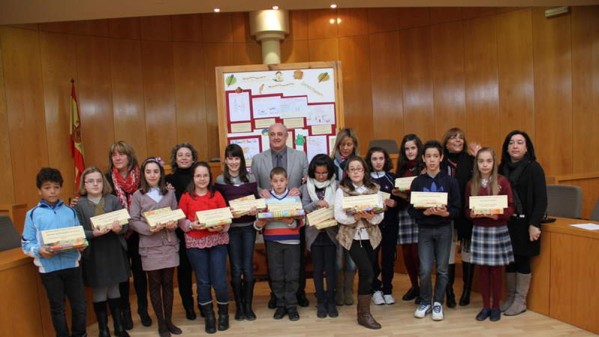 El alcalde de San Andrés y varios concejales junto con los alumnos que recogieron sus premios.