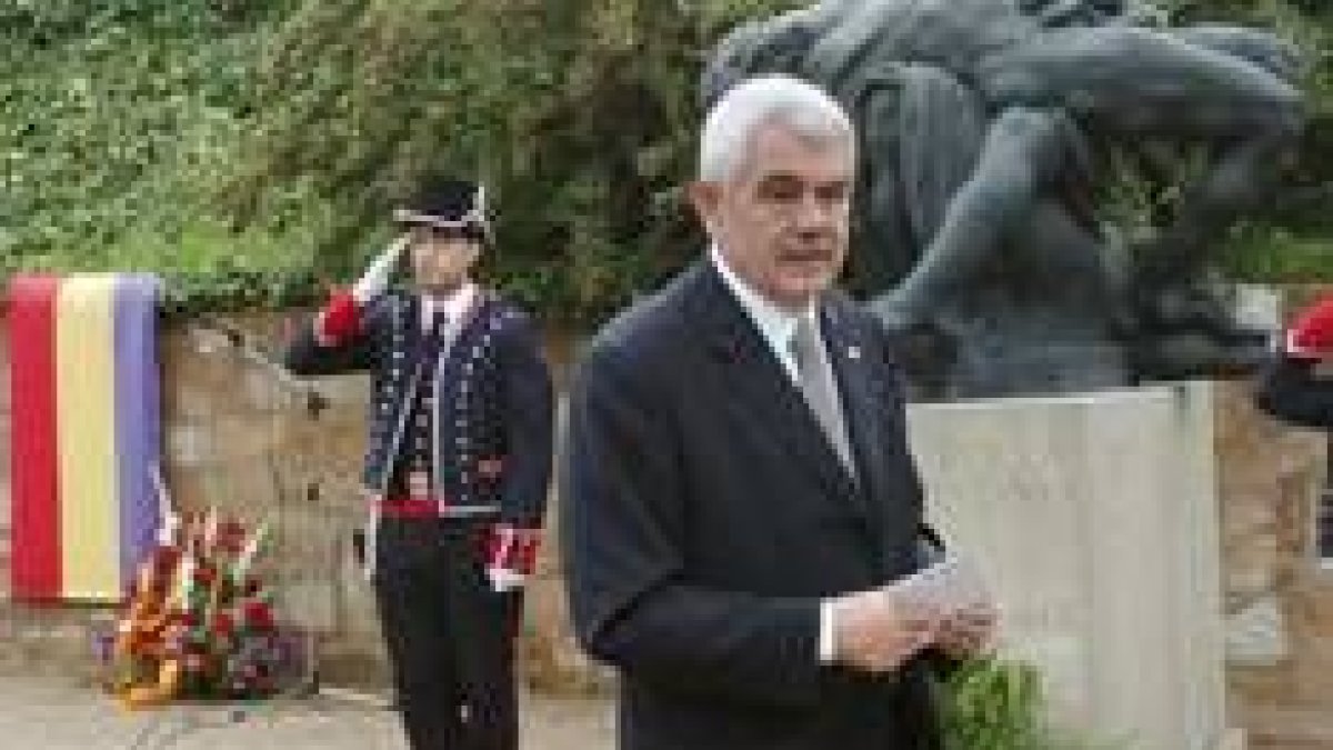 Pasqual Maragall, ante el monumento de los Mártires Inmolados por Cataluña ayer en Montjuic