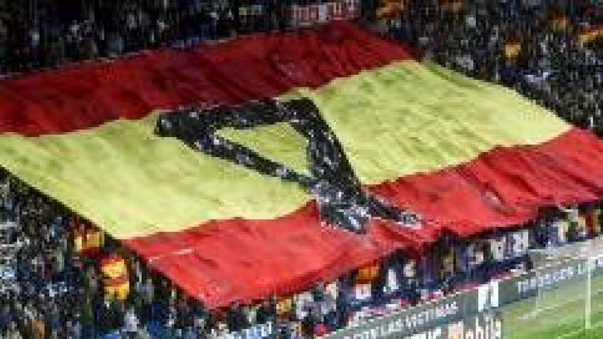 En el fondo sur se desplegó una gran bandera rojigualda con lazo negro