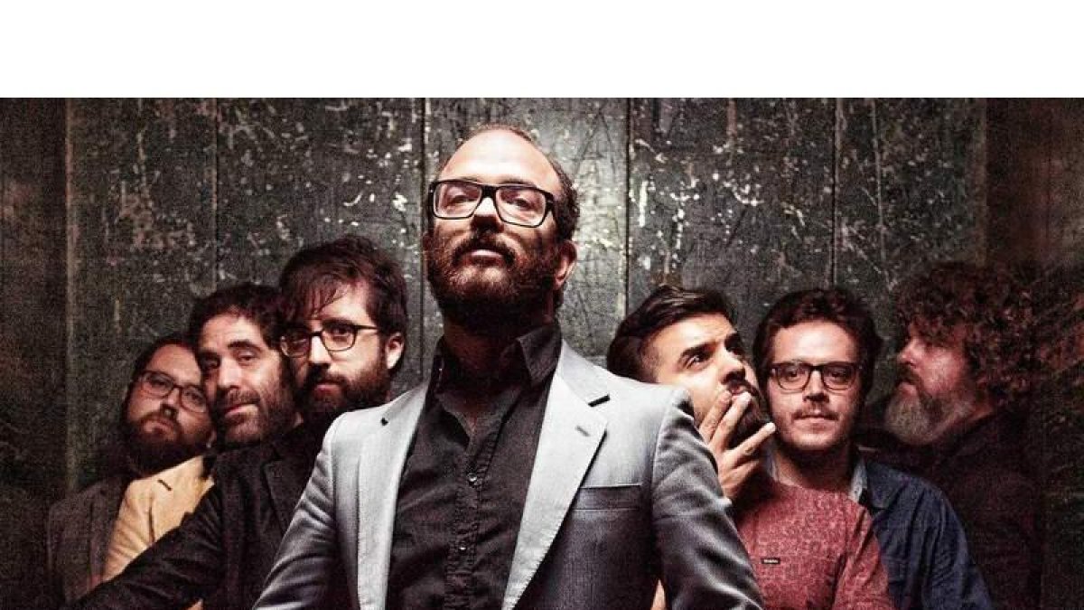 Gonçal Planas, cabeza visible de la banda catalana Mi Capitán, con el resto de integrantes
