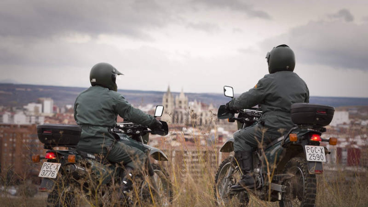 Una patrulla del Seprona de las que se encarga de vigilar los yacimientos arqueológicos y los monumentos de la provincia de León. GUARDIA CIVIL