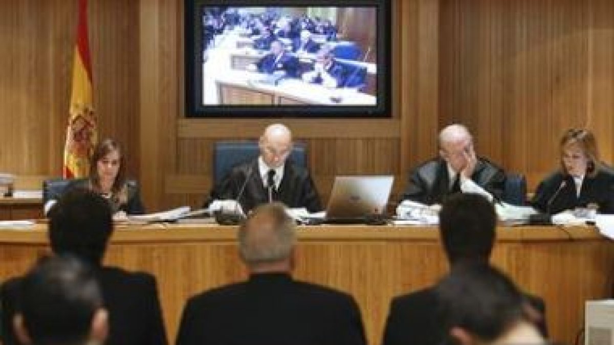 Los tres militares, de espaldas, ante el tribunal que les juzga y que preside Gómez Bermúdez