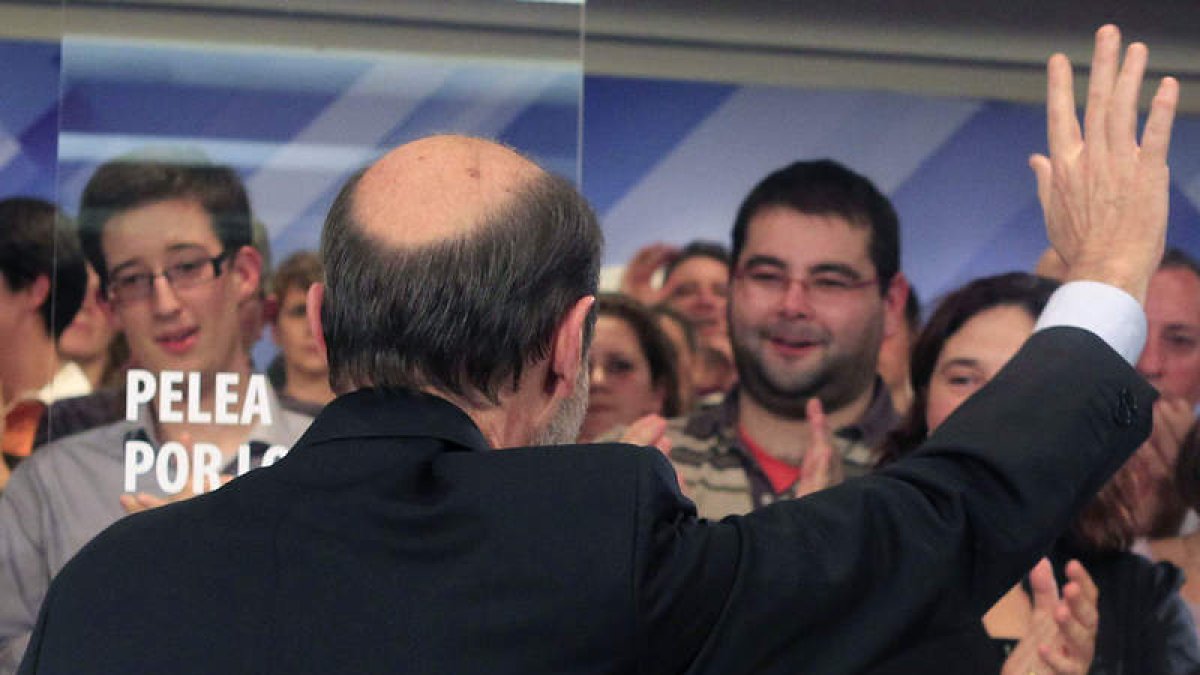 Rubalcaba saluda a los militantes tras su derrota electoral el 20 de noviembre.
