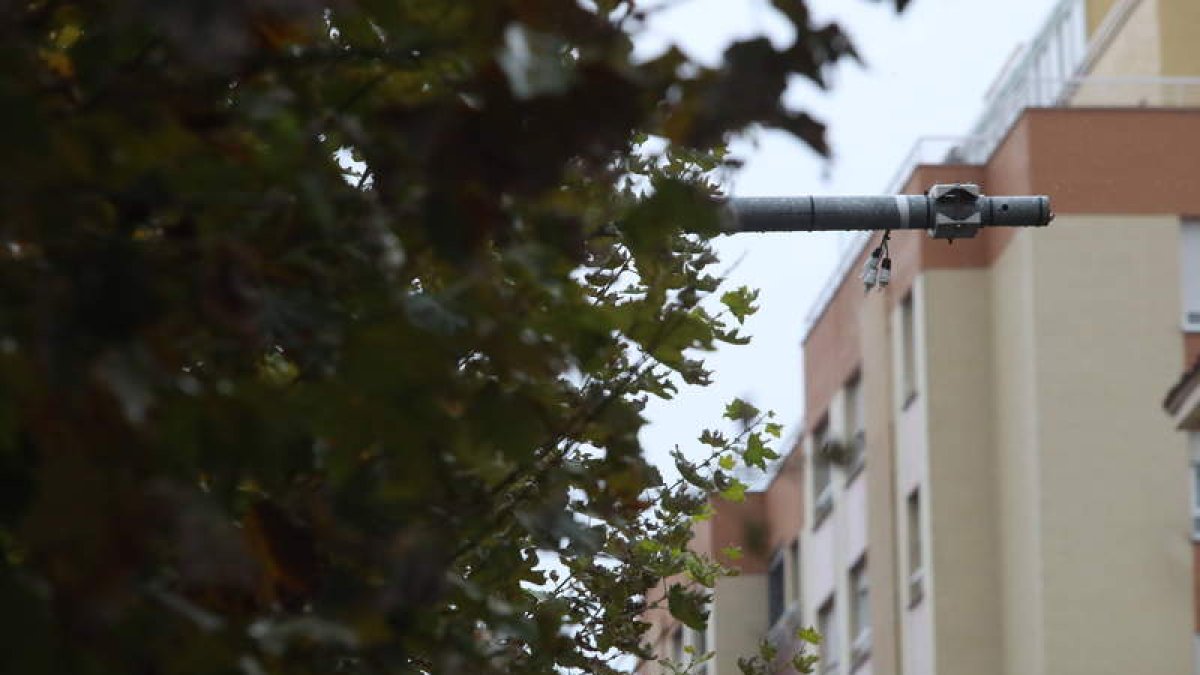 El foto-rojo está junto al cruce de la iglesia de Las Ventas. RAMIRO