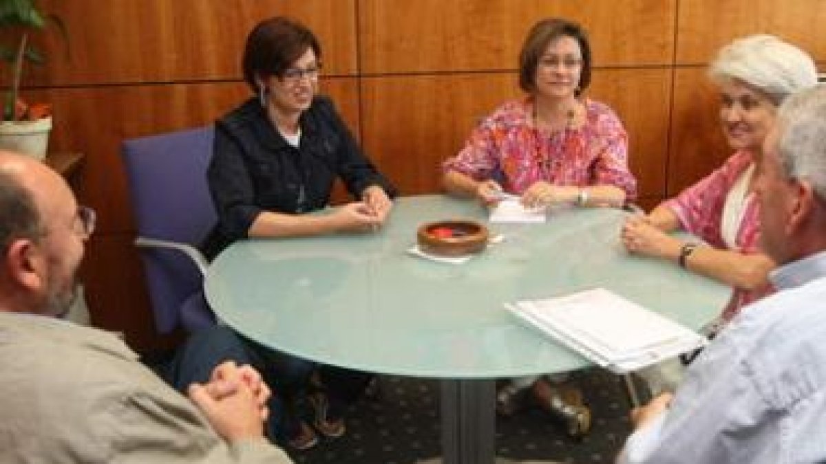 Susana Travesí y Evelia Fernández, con la asociación Amigos del Camino de Santiago.