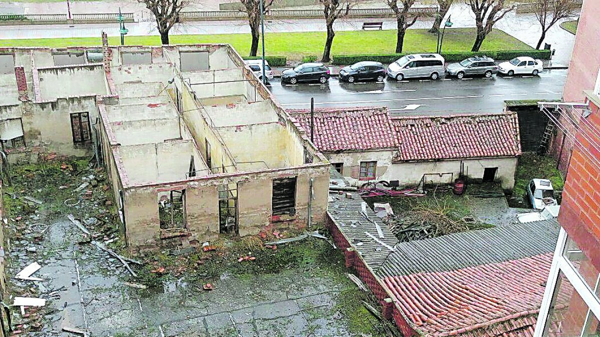 La cubierta y la estructura de lo que queda del edificio están muy dañadas tras años de abandono. DL