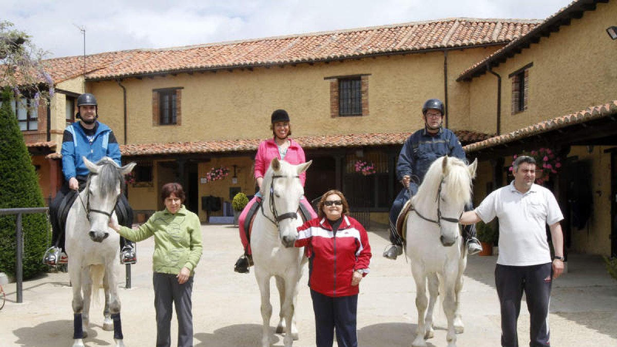 Uno de los grupos de enfermos mentales participantes en la terapia ecuestre.