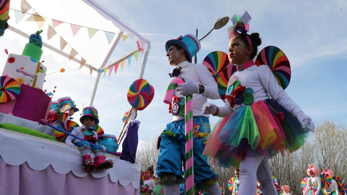 Niños y mayores, peñas y colegios se mezclaron ayer por las calles de Bembibre. ANA F. BARREDO