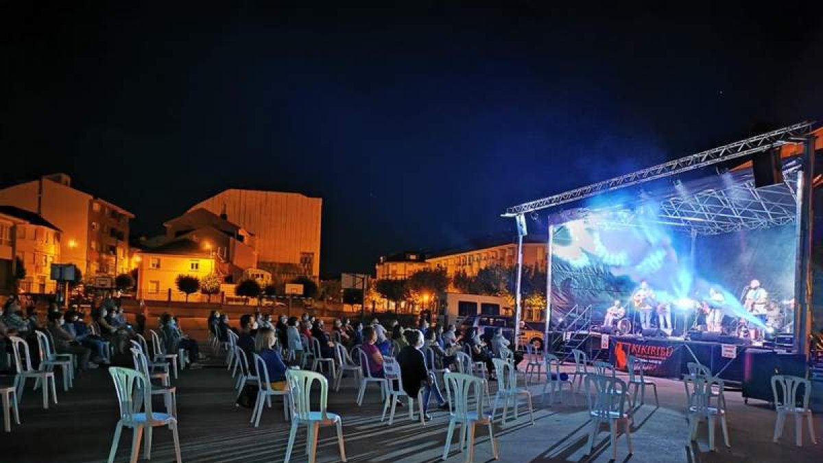 Actuación del grupo Kikiribú, este verano en Bembibre. CEBRONES