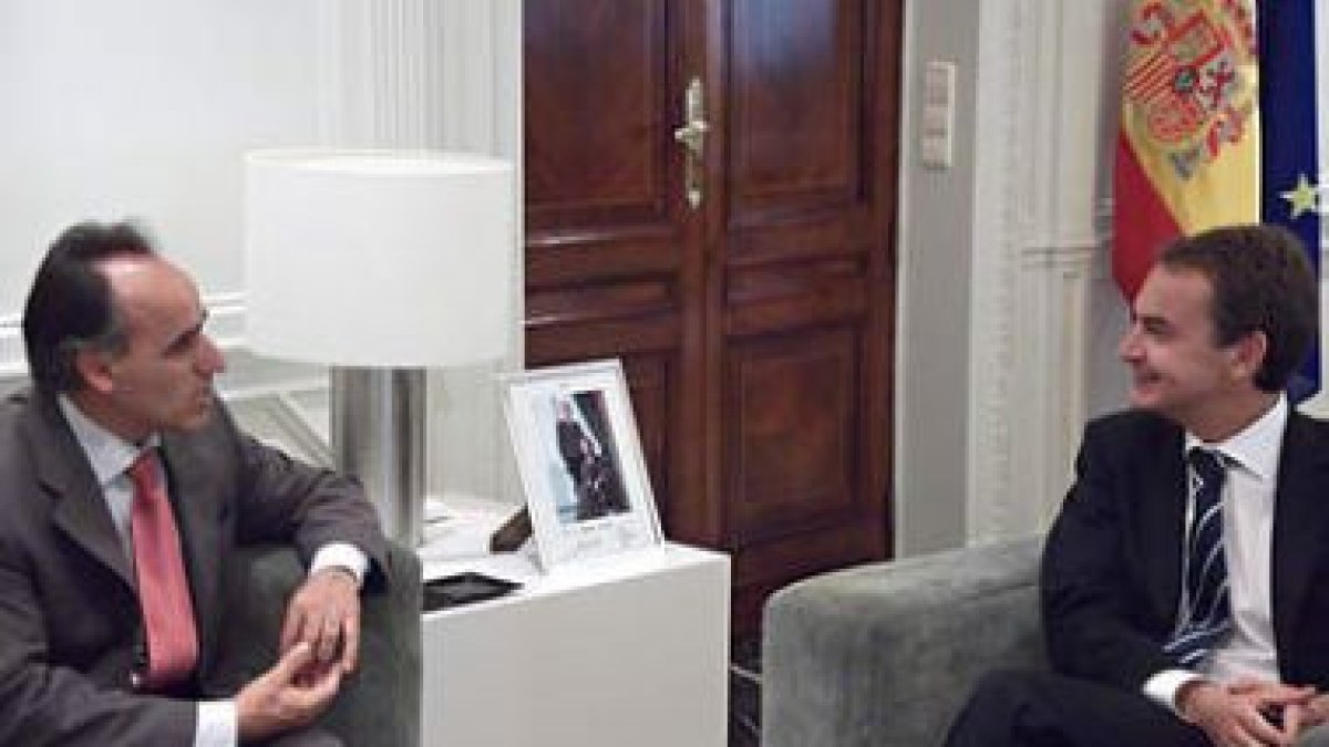 Perandones y Rodríguez Zapatero, durante su entrevista ayer en el Palacio de la Moncloa.