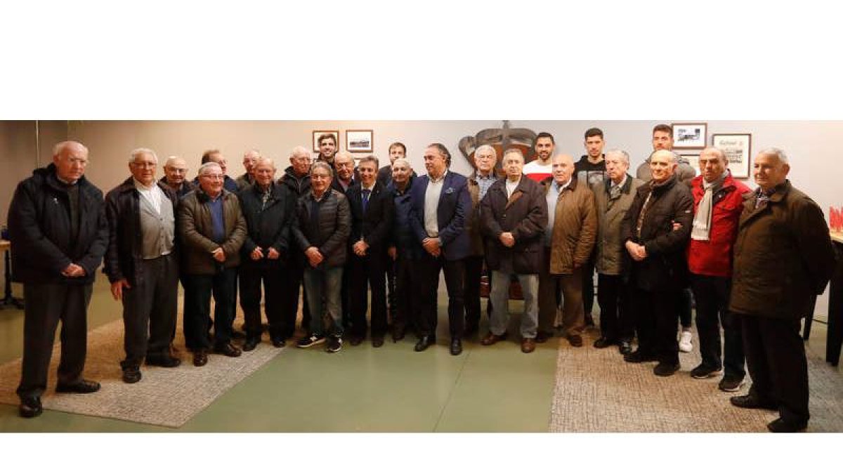 Los 25 abonados más antiguos de la Cultural y Deportiva Leonesa recibieron obsequios por parte del club para reconocer su fidelidad. JESÚS F. SALVADORES