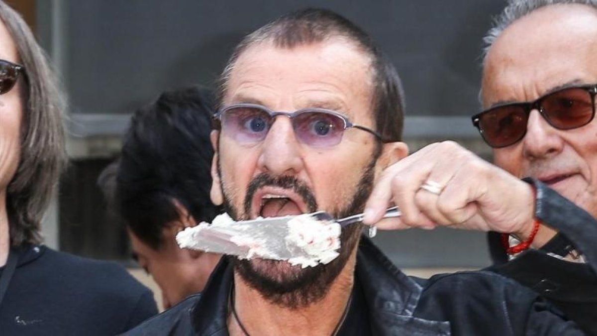 Ringo Starr celebra su 76 cumpleaños con un mensaje de paz y amor.