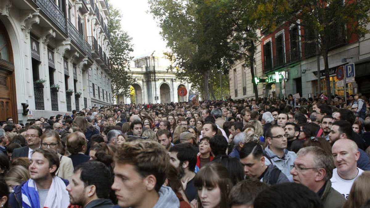 Centenares de personas se concentraron ayer frente a la embajada francesa en Madrid.