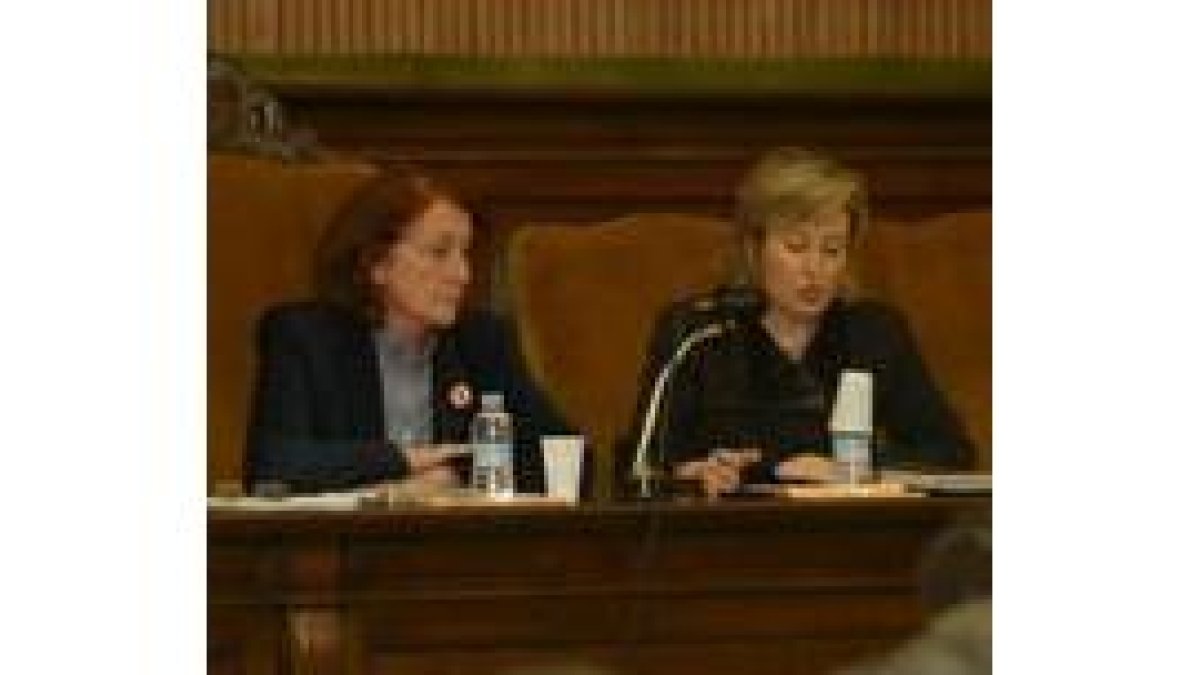 Rosa Regás, junto a Amparo Valcarce, en el coloquio educativo