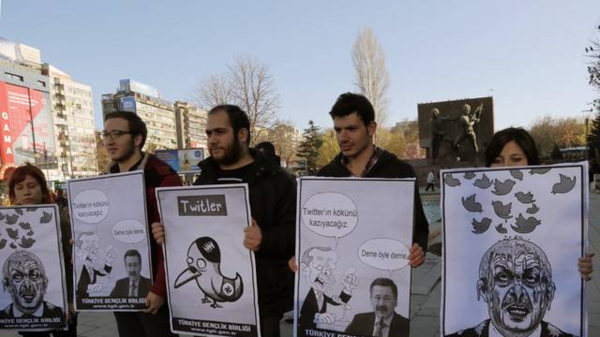 Miembros de la Unión de Jóvenes Turcos con caricaturas críticas con el primer ministro, Recep Tayyip Erdogan.