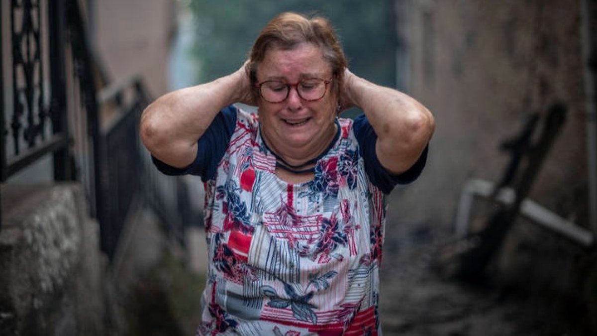 Los incendios que devastan estos días España dejan imágenes descorazonadoras, como la tomada en una de las poblaciones entre León y Galicia.EFE