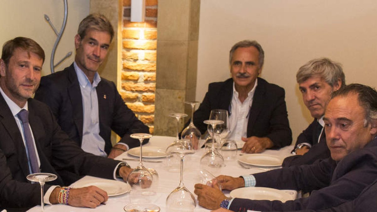 El acuerdo entre la Cultural y el Valladolid para beneficiarse mutuamente parece que se ha quedado en nada, tras conveniarlo Carlos Súarez y Felipe Llamazares. FERNANDO OTERO