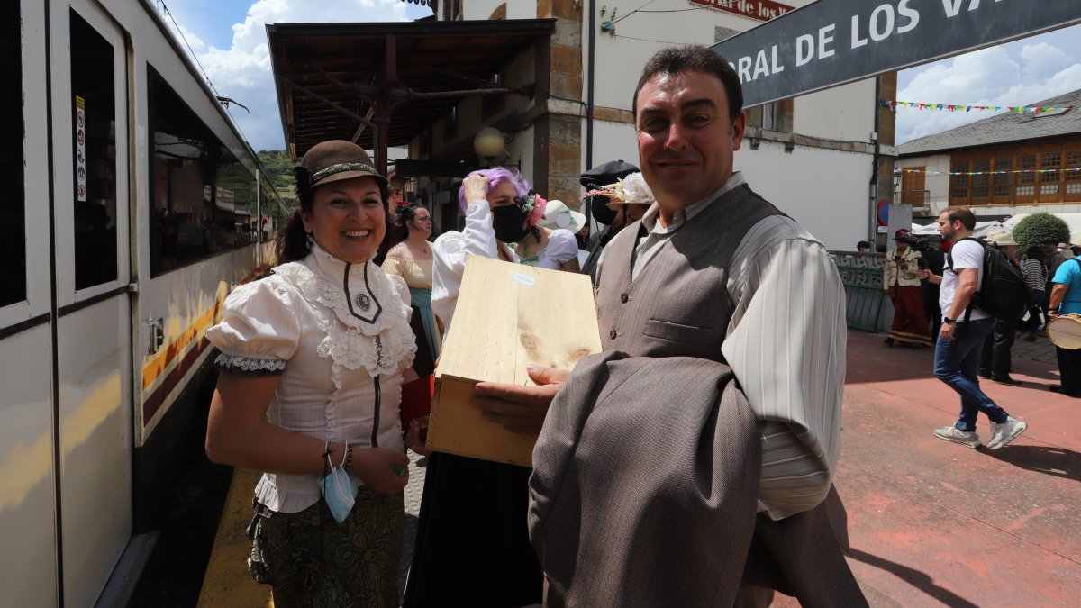 Toral en tren es una de las citas ineludibles del calendario social de la población. ANA F. BARREDO