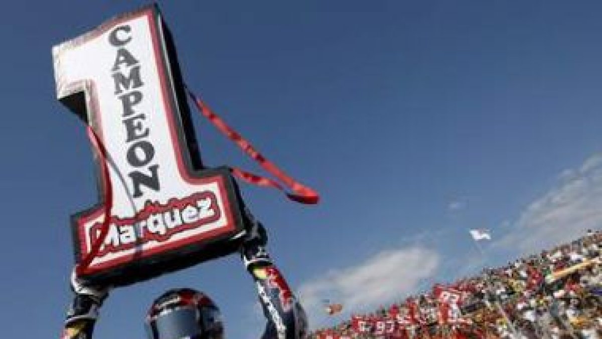 Marc Márquez levanta el número uno alegórico a su campeonato del mundo recién conseguido