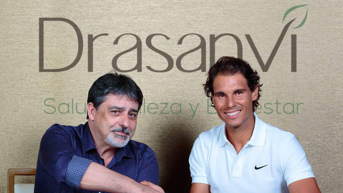 Óscar López, presidente de Drasanvi, sellael acuerdo con Rafa Nadal, del que la empresa leonesa será patrocinador.