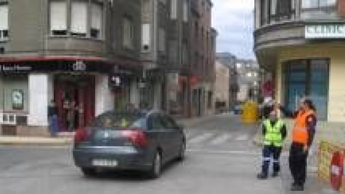 Miembros de Protección Civil informaban a los conductores, días atrás, que entraban en Eloy Reigada