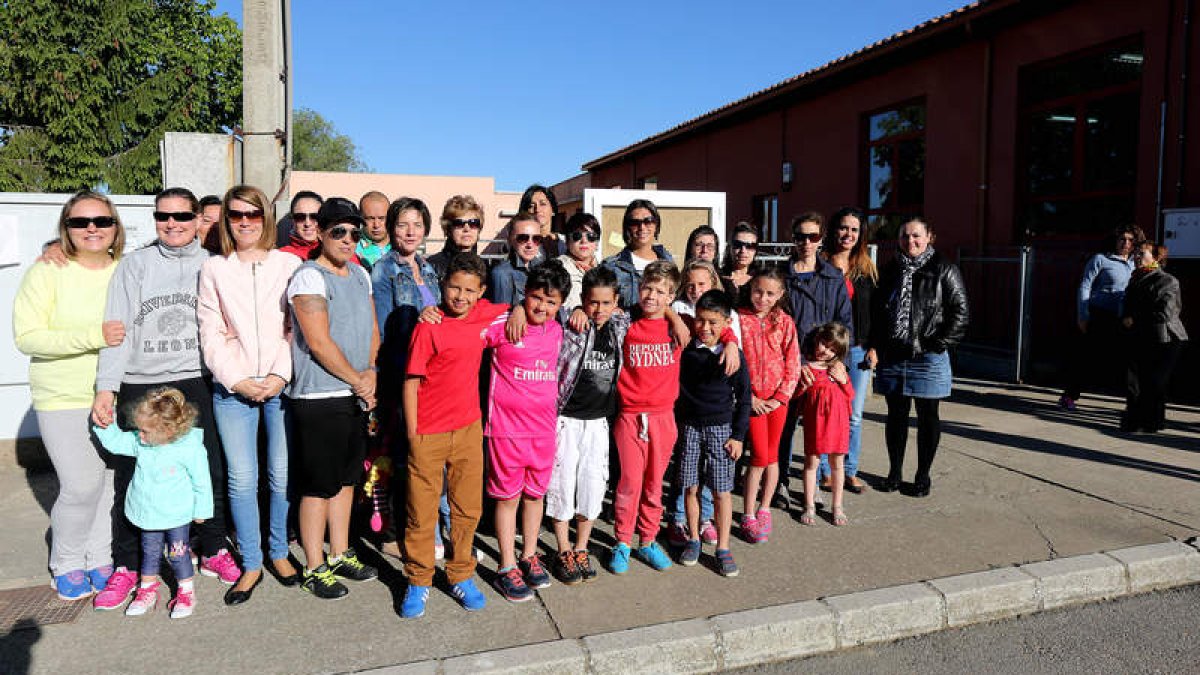 Padres y madres de los niños de Cembranos afectados por la prueba se concentraron ayer frente a las puertas del colegio