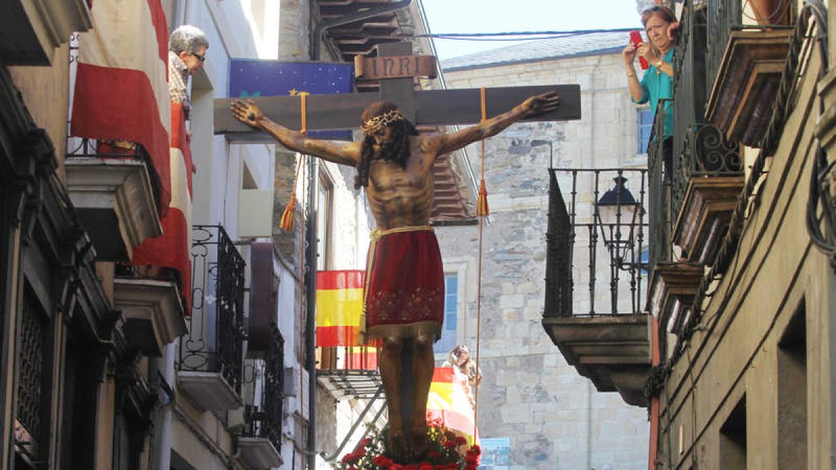 La imagen del Santísimo Cristo en la procesión.