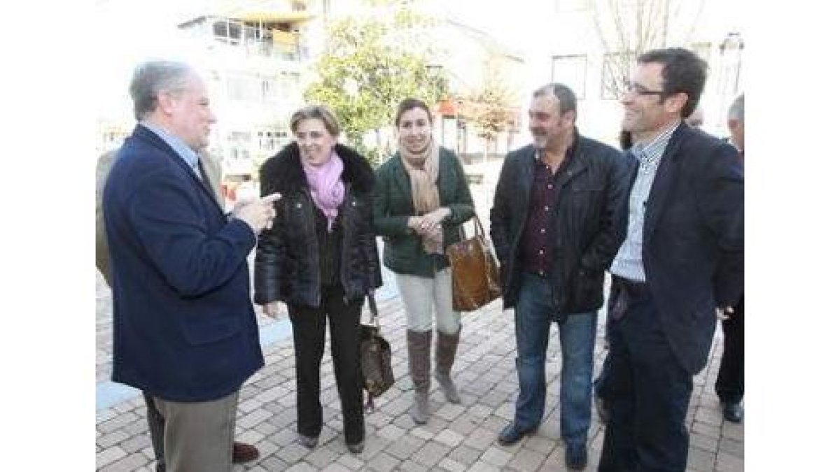 Sindicalistas y los alcaldes de Armi departieron con la consejera.