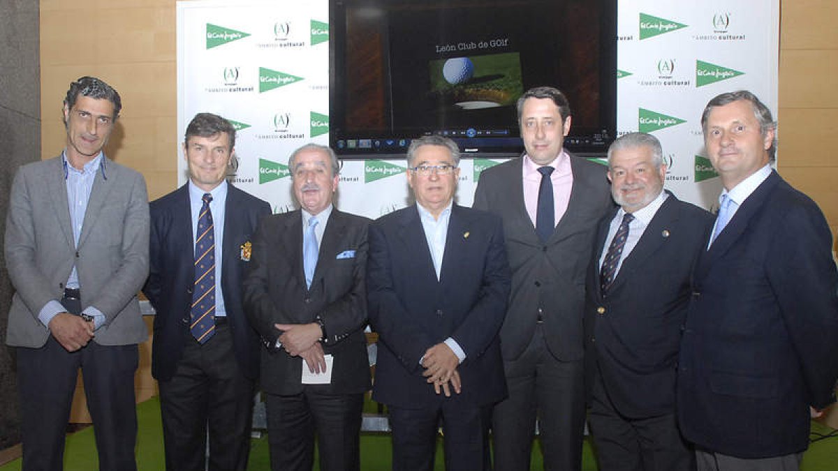 Foto de familia durante la presentación del calendario de competiciones en El Corte Inglés.