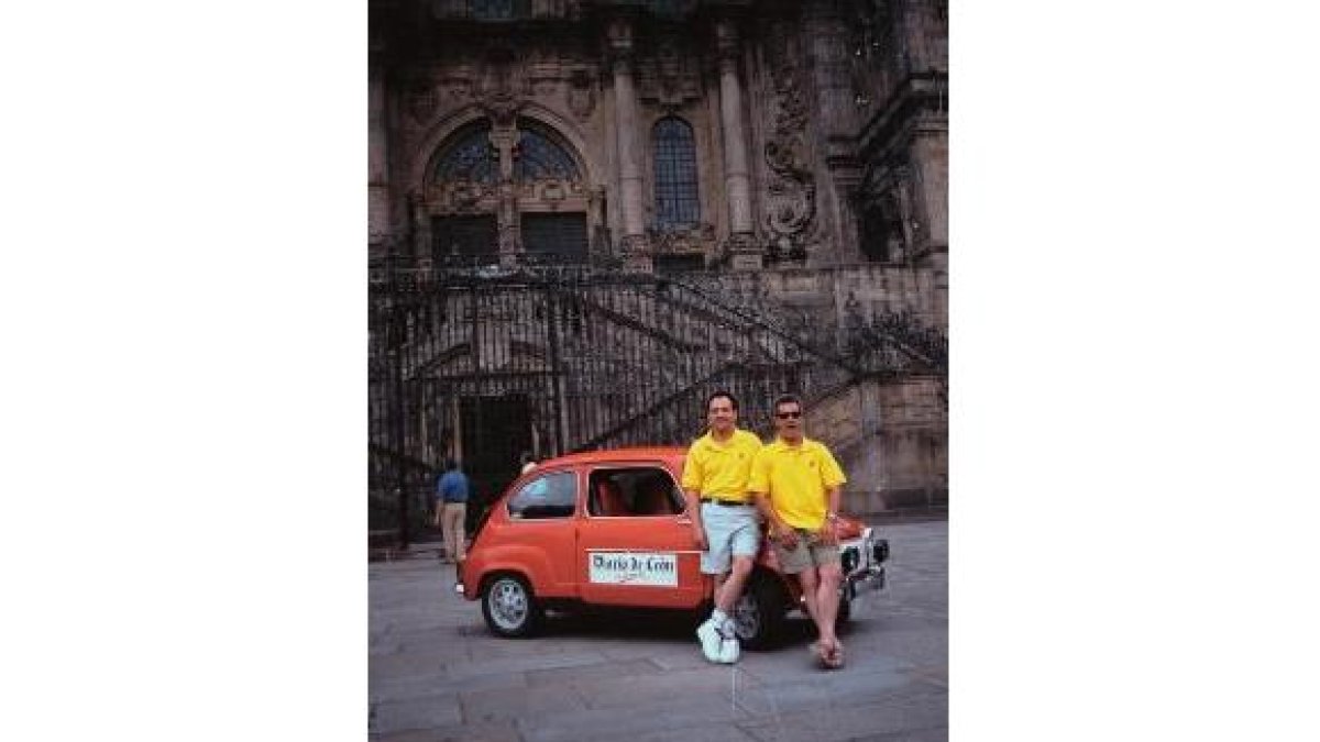 El 600 y sus pilotos en la Plaza del Obradoiro, ante la puerta principal de la catedral de Santiago