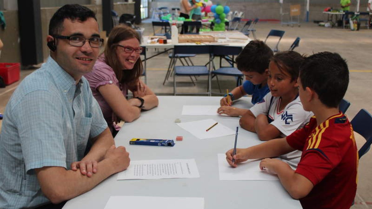 Un grupo de alumnos se prepara para el taller en el pabellón de Rectivía. A. VALENCIA