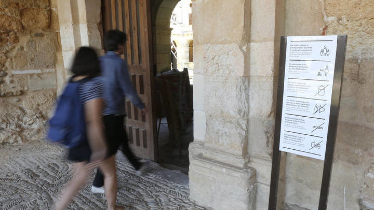 Instalación de nuevas señales en el Monasterio de Sandoval, Villaverde de Sandoval. F. Otero Perandones.