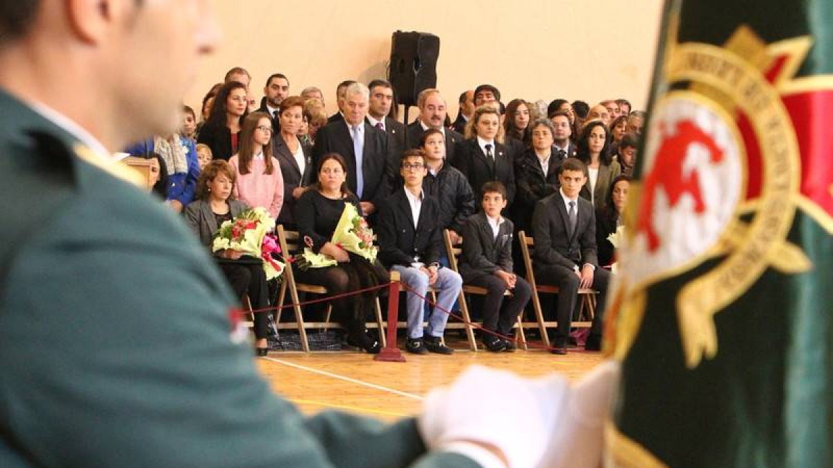 Las familias de los fallecidos ayer, en la Comandancia de la Guardia Civil de León durante el homenaje en la fiesta de la patrona, la Virgen del Pilar