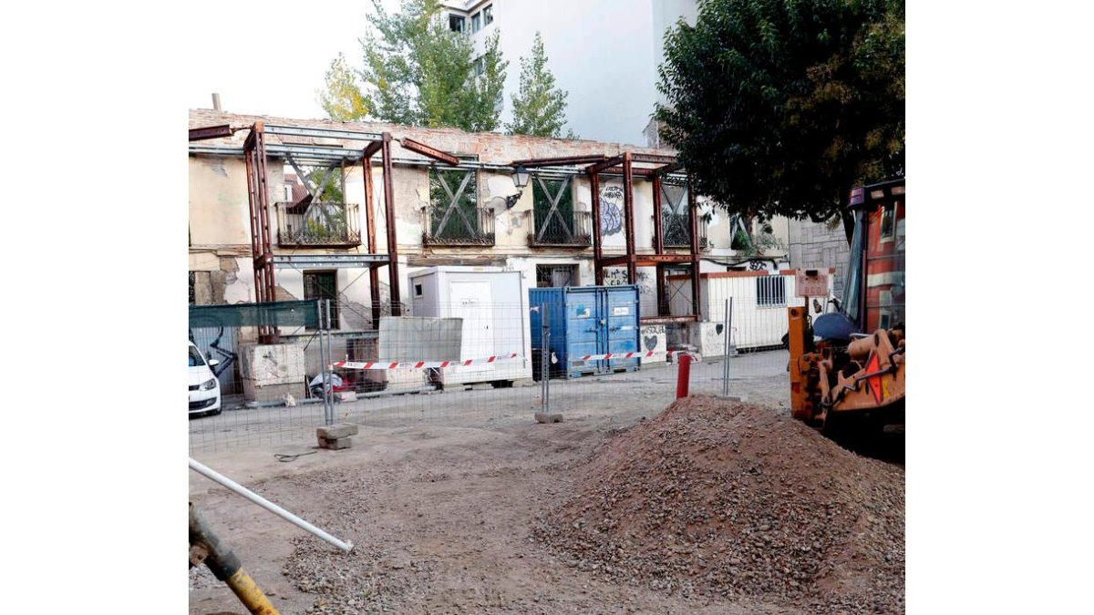 La empresa ya ha tapado los restos arqueológicos de la plaza; al fondo, la fachada. MARCIANO PÉREZ