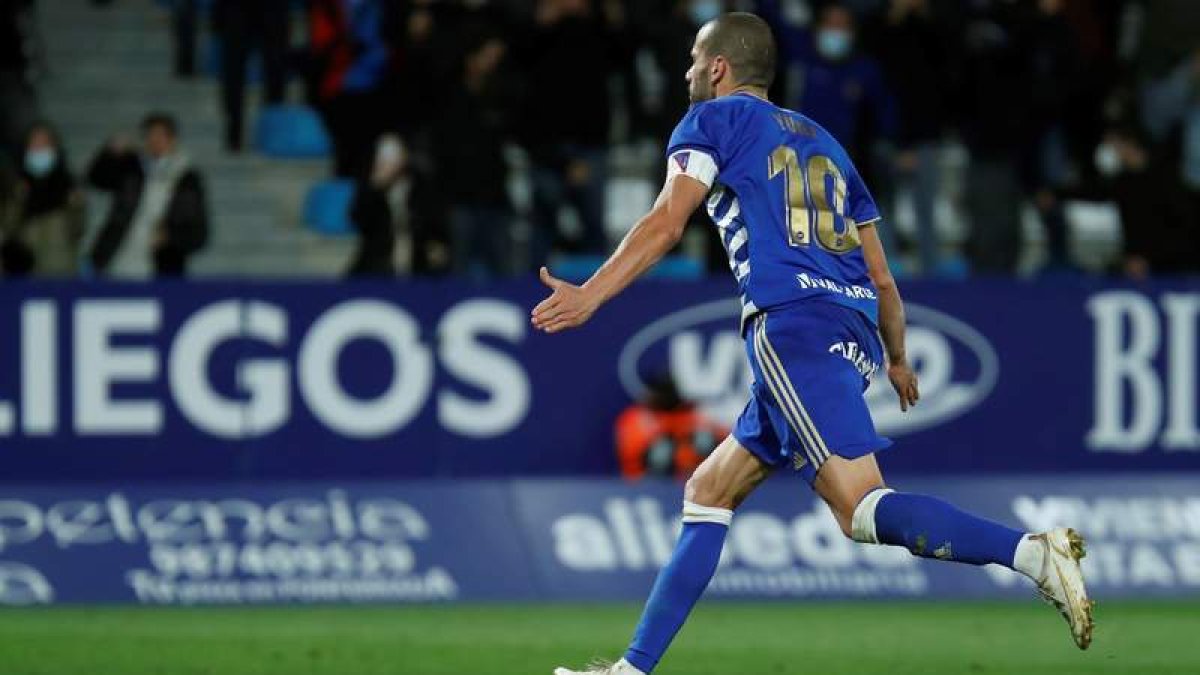 La Deportiva Ponferradina ha estado líder en las jornadas 3 y 6 tras ganar al Girona FC y al Málaga CF en El Toralín. Yuri celebra un gol. ANA F. BARREDO