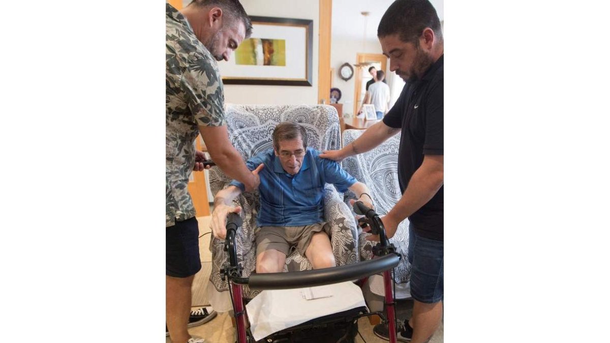 Antoni Monguilod, ayer, ayudado por sus hijos. MARTA PÉREZ