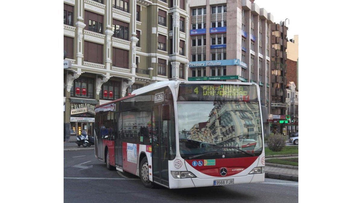 Los trabajadores de los autobuses urbanos y de la concesionaria de la ITV convocan huelgas este mes.
