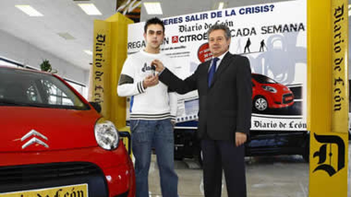 Abel Cadenas recibió el coche de manos de José Antonio Domínguez, director de publicidad del Diario