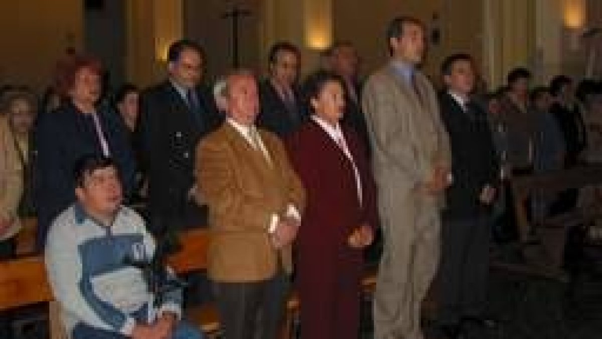 El obispo ofició la misa en la Vega (arriba), con presencia del alcalde (abajo)