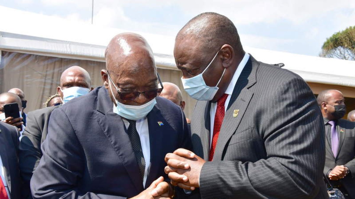 Los políticos Jacob Zuma y Cyril Ramaphosa. ELMOND JIYANE HANDOUT