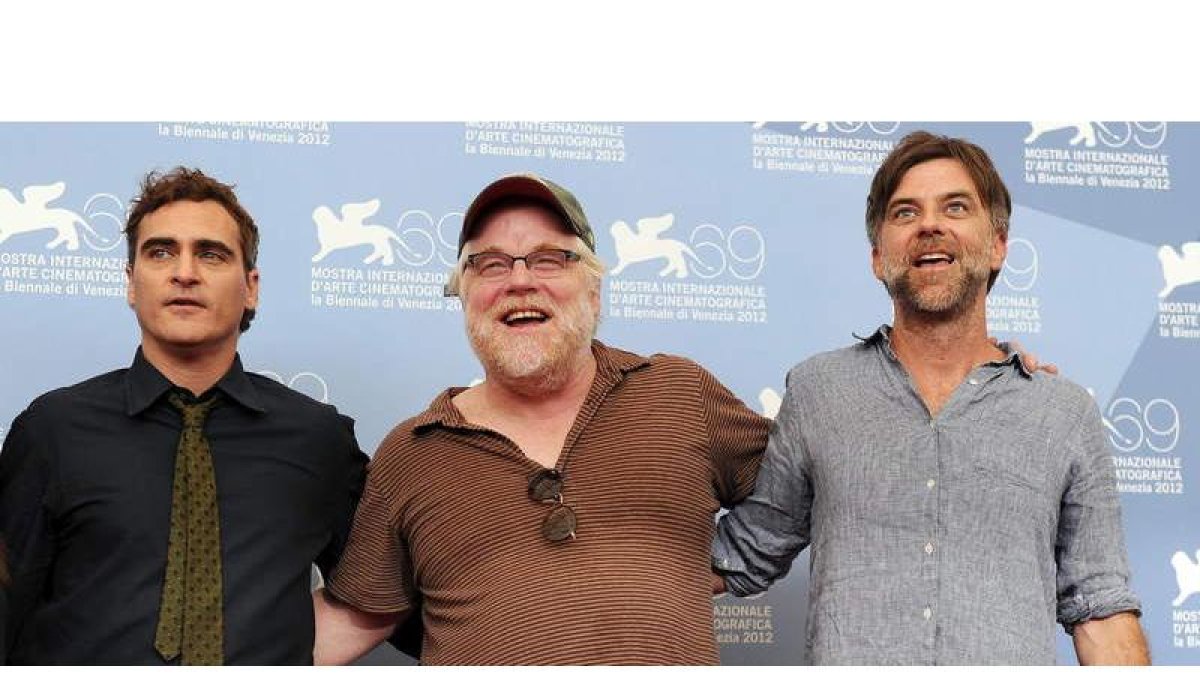 Los actores estadounidenses Joaquin Phoenix y Philip Seymour Hoffman posan junto al director Paul Thomas.