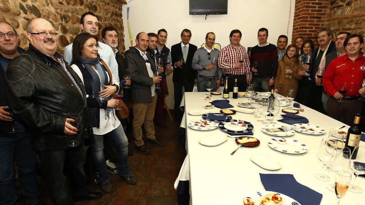 Comensales y representantes de Prodem y de sus exclusivos productos, en la degustación que dieron en La Parrilla.