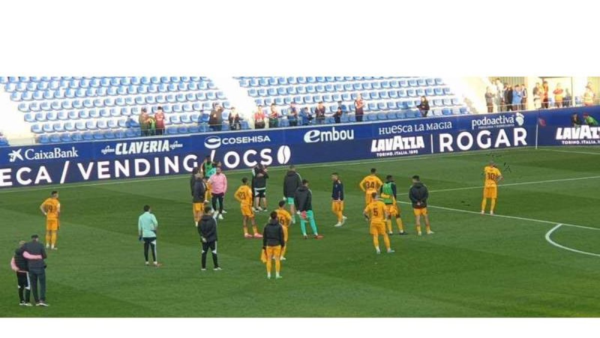 Los jugadores de la Ponferradina piden perdón a la afición tras consumarse el descenso. DL