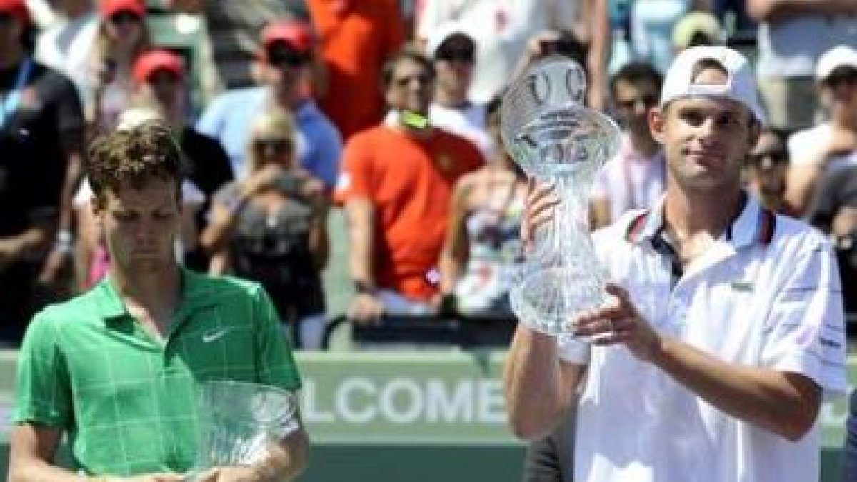 Roddick (d) con el trofeo que le acredita como campeón del Masters de Miami ante Berdych.