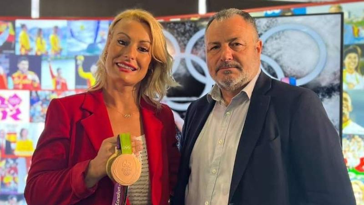 Lidia Valentín junto a Eduardo Morán, alcalde de Camponaraya. DL