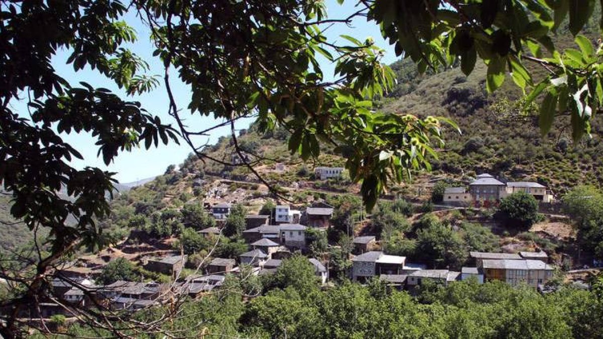 Imagen panorámica de la pedanía de Castropetre (Oencia) tomada ayer desde uno de sus montes.